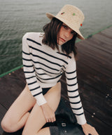 Modelo con sombrero de sol tejido en tono natural de la colección A Sun Diaries de SER by Andrea Agudelo