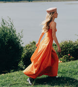Modelo con sombrero tejido rosado de la colección A Sun Diaries de SER by Andrea