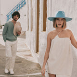 Modelos con sombreros de fieltro azul y beige de la Core Collection de SER by Andrea Agudelo