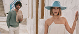 Modelos con sombreros de fieltro azul y beige de la Core Collection de SER by Andrea Agudelo