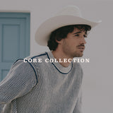 Modelo con sombrero cowboy blanco de la Core Collection de SER by Andrea Agudelo