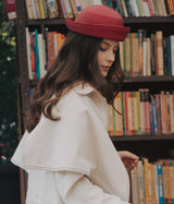 mujer con sombrero pillbox color rojo hecho a mano 